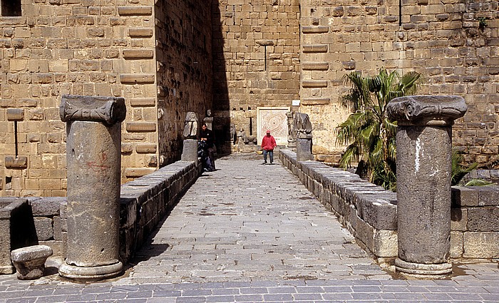 Bosra Römisches Theater (Zitadelle): Bogenbrücke über den Wassergraben