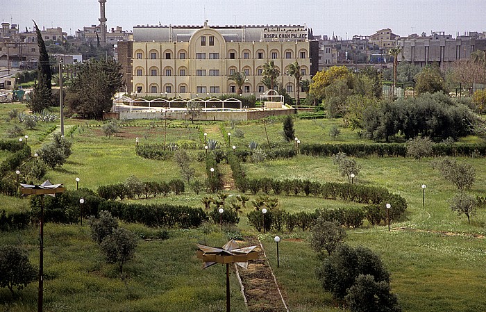 Blick vom Römischen Theater (Zitadelle): Hotel Bosra Cham Palace Bosra