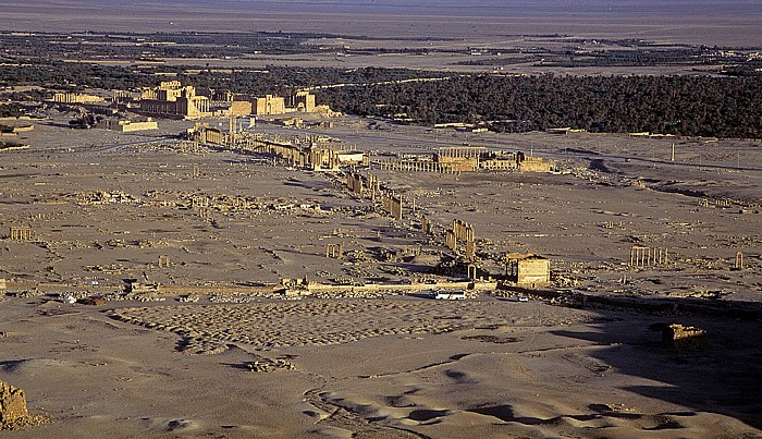 Palmyra Blick von der Burg Qalaat Ibn Maan: Ruinengelände Baal-Tempel Große Säulenstraße