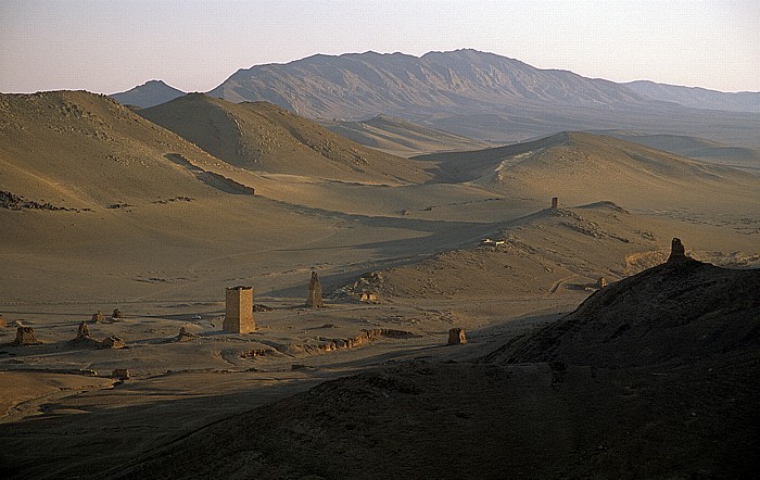 Blick von der Burg Qalaat Ibn Maan: Tal der Gräber mit Grabtürmen Palmyra