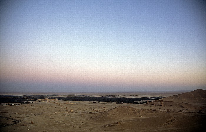 Blick von der Burg Qalaat Ibn Maan: Syrische Wüste mit Oase Palmyra