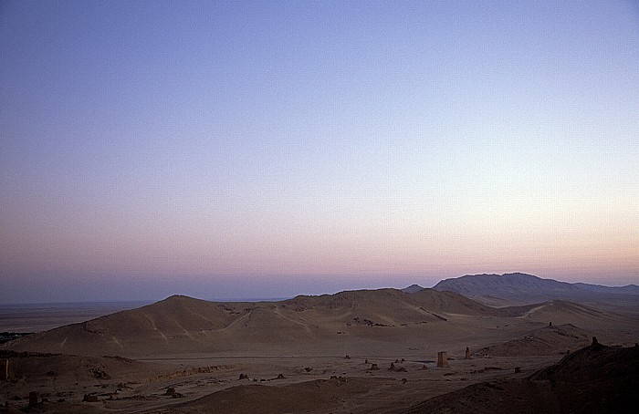 Palmyra Blick von der Burg Qalaat Ibn Maan: Syrische Wüste mit Oase Tal der Gräber