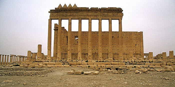 Palmyra Ruinengelände: Baal-Tempel: Tempel (Cella) und Teil der umlaufenden Säulenhalle