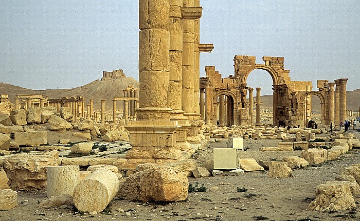 Palmyra Ruinengelände Bogentor Große Säulenstraße Qalaat Ibn Maan Via Sacra