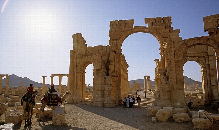Palmyra Ruinengelände: Bogentor, Große Säulenstraße