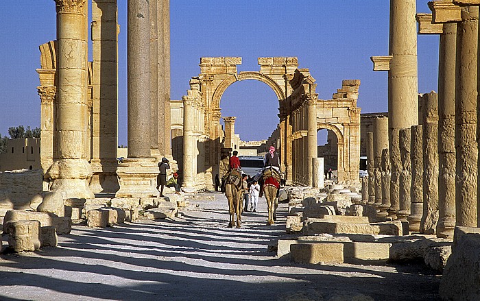 Palmyra Ruinengelände: Große Säulenstraße, Bogentor