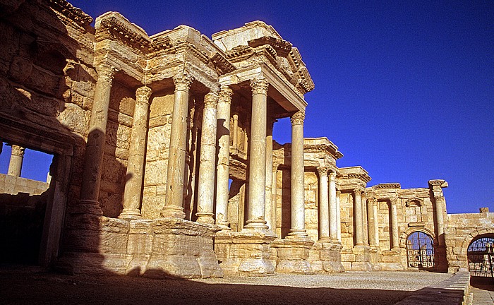 Palmyra Ruinengelände: Theater: Bühnenschauwand (scenae frons) und Orchestra