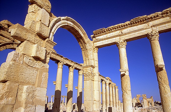 Palmyra Ruinengelände: Große Säulenstraße Bogentor