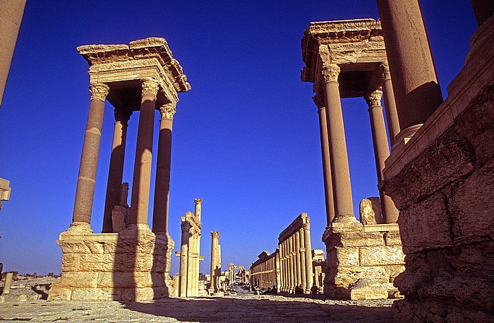 Palmyra Ruinengelände: Tetrapylon, Große Säulenstraße, Bogentor