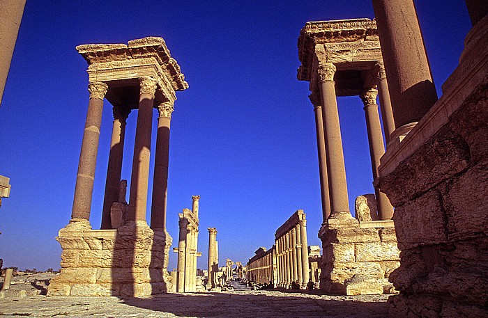 Ruinengelände: Tetrapylon, Große Säulenstraße, Bogentor Palmyra