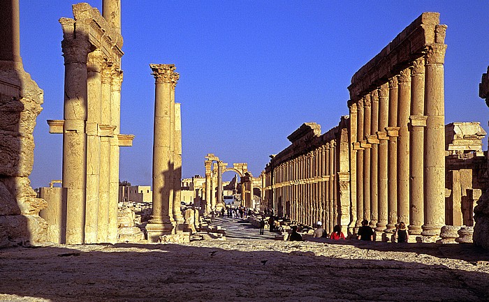 Palmyra Ruinengelände: Große Säulenstraße, Bogentor