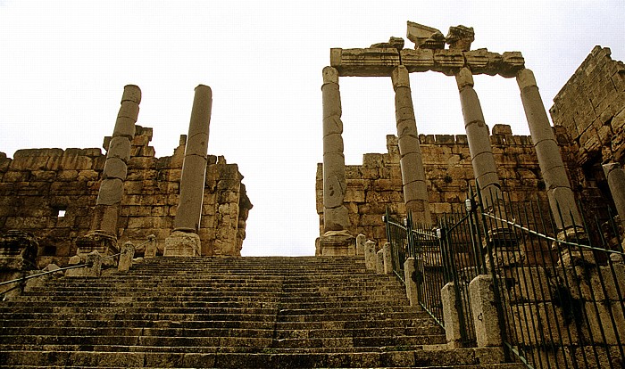 Baalbek Römischer Sakralbezirk: Propyläen (Eingangshalle) mit Freitreppe