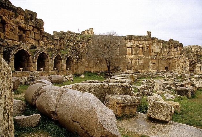 Baalbek Römischer Sakralbezirk: Sechseckiger Vorhof