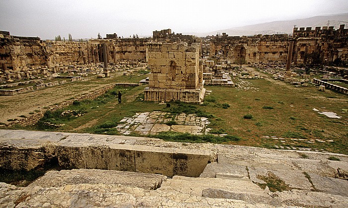 Römischer Sakralbezirk: Blick vom Tempel des Jupiter Heliopolitanus: Zeremonialhof Baalbek