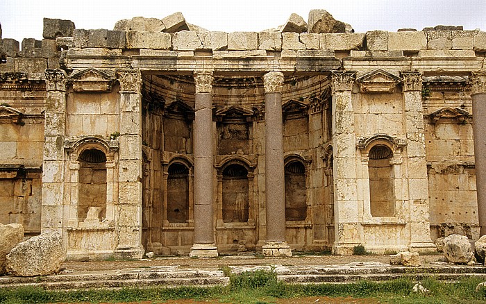 Baalbek Römischer Sakralbezirk: Zeremonialhof: Exedra mit vorgelagerter Säulenhalle