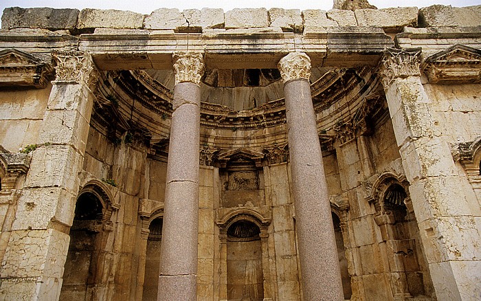 Römischer Sakralbezirk: Zeremonialhof: Exedra mit vorgelagerter Säulenhalle Baalbek