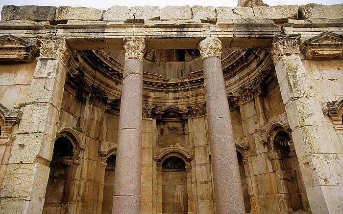 Baalbek Römischer Sakralbezirk: Zeremonialhof: Exedra mit vorgelagerter Säulenhalle