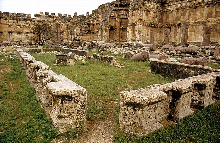 Römischer Sakralbezirk: Zeremonialhof: Wasserbecken Baalbek