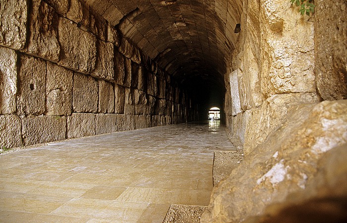 Römischer Sakralbezirk: Gang unterhalb des Zeremonialhofes Baalbek