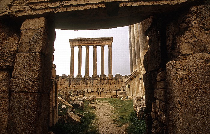Baalbek Römischer Sakralbezirk: Blick auf den Tempel des Jupiter Heliopolitanus Tempel des Bacchus