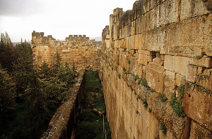 Baalbek Römischer Sakralbezirk: Podest des Tempels des Jupiter Heliopolitanus Tempel des Jupiter Heliopolitanus Zeremonialhof