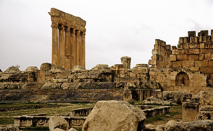 Römischer Sakralbezirk: Tempel des Jupiter Heliopolitanus: Zugangstreppe, Podest, Sechs Säulen Baalbek