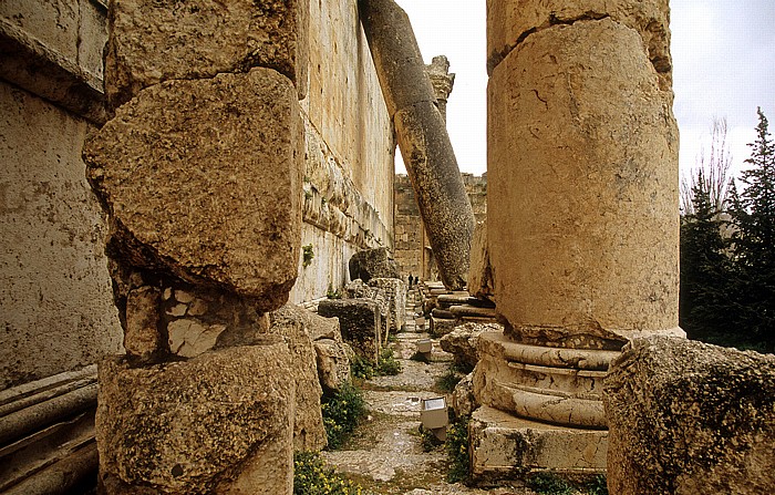 Baalbek Römischer Sakralbezirk: Tempel des Bacchus: Umflaufende Säulenhalle