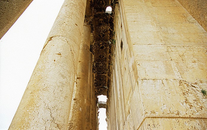 Römischer Sakralbezirk: Tempel des Bacchus: Umflaufende Säulenhalle Baalbek