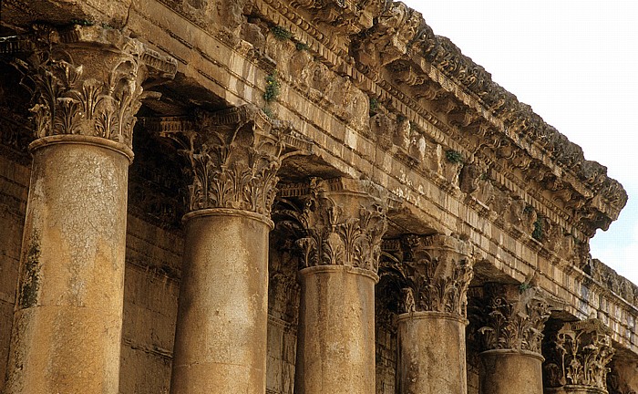 Baalbek Römischer Sakralbezirk: Tempel des Bacchus: Umflaufende Säulenhalle