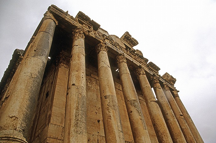 Baalbek Römischer Sakralbezirk: Tempel des Bacchus: Umflaufende Säulenhalle