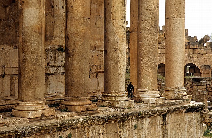 Baalbek Römischer Sakralbezirk: Tempel des Bacchus: Umlaufende Säulenhalle