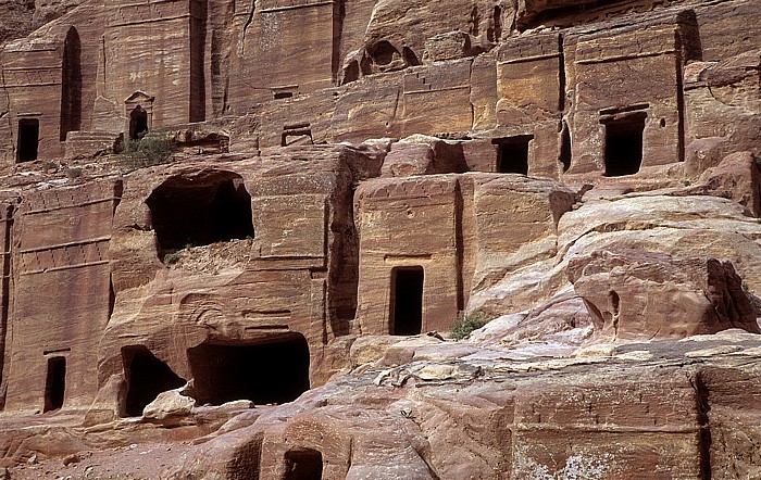 Petra Äußerer Sik (Siq): Theaternekropole: Gräber in den Fassadenstraßen