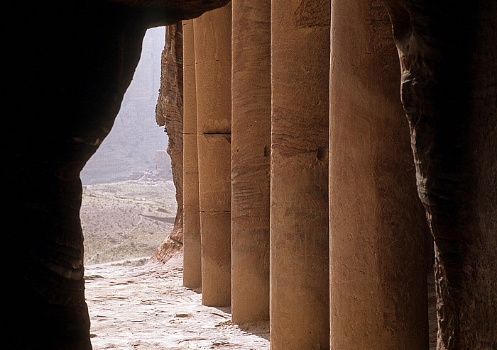 Königsgräber: Urnengrab: Säulen im Hof Petra