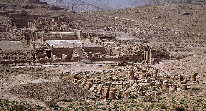 Petra Innenstadt: Großer Tempel Dreibogiges Straßentor Säulenstraße