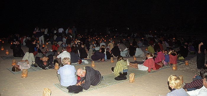 Petra at Night: Äußerer Sik (Siq): Besucher zwischen Kerzenmeer Petra
