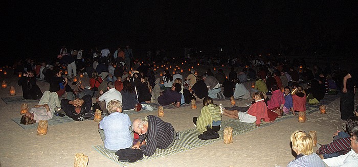 Petra at Night: Äußerer Sik (Siq): Besucher zwischen Kerzenmeer Petra