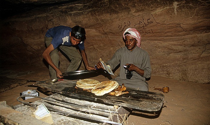 Ar Rak'a: Mohamed beim Grillen Wadi Rum