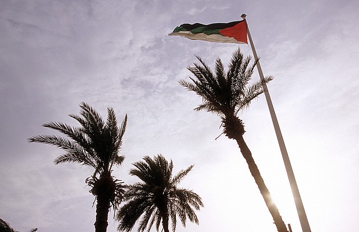 Flaggenmast mit der jordanischen Flagge Aqaba