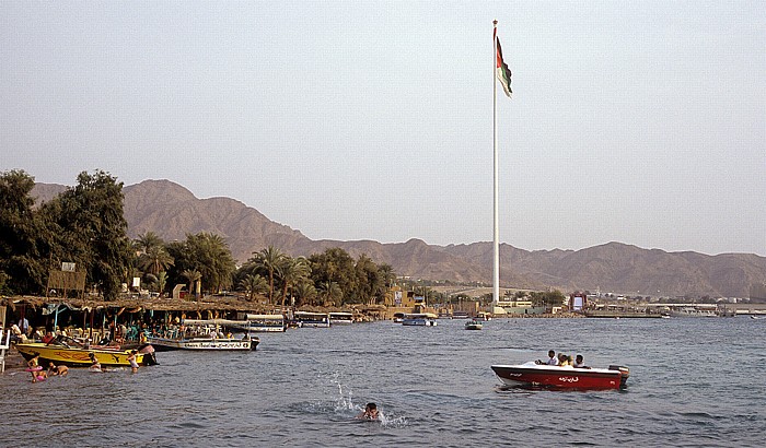 Rotes Meer (Golf von Aqaba), Flaggenmast mit jordanischer Flagge Aqaba