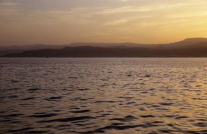 Rotes Meer (Golf von Aqaba): Sonnenuntergang über dem Sinai (Ägypten/Israel) Aqaba