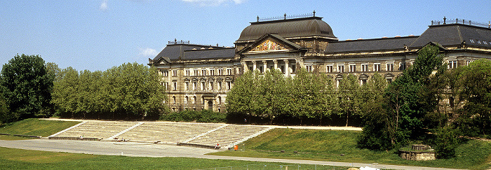 Dresden Neustädter Elbufer: Sächsisches Staatsministerium der Finanzen, Freilichtbühne