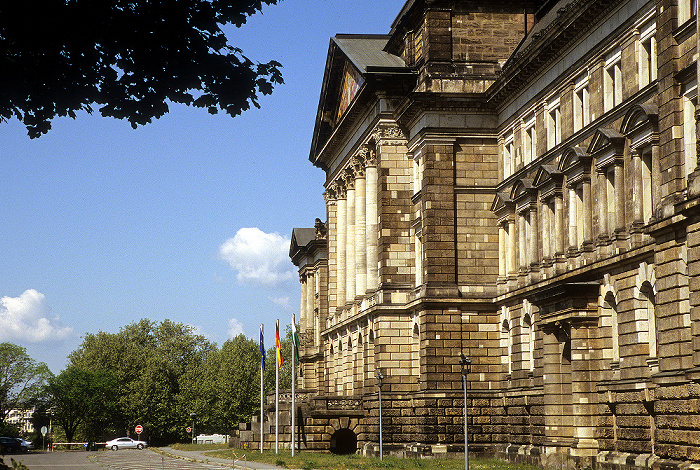 Neustädter Elbufer: Sächsisches Staatsministerium der Finanzen Dresden