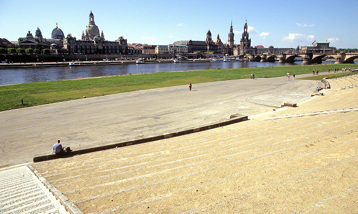 Dresden Neustädter Elbufer: Freilichtbühne unterhalb des Sächsischen Staatsministeriums der Finanzen Augustusbrücke Frauenkirche Hausmannsturm Katholische Hofkirche Kunstakademie Residenzschloss Sächsisches Ständehaus Semperoper