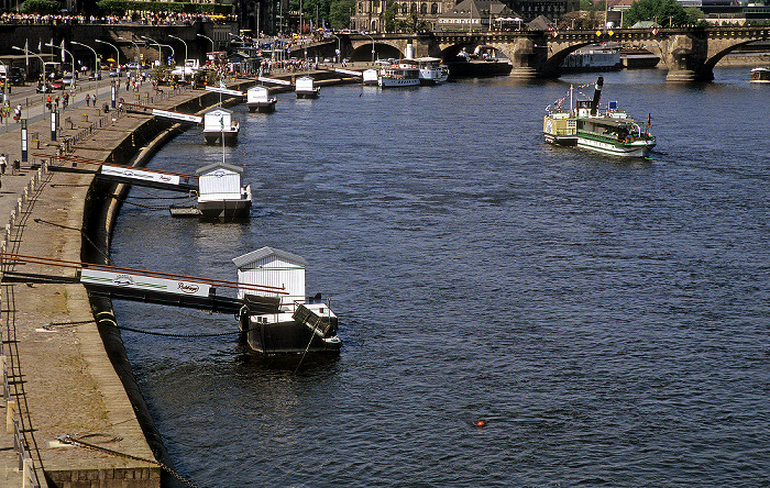 Dresden Blick von der Carolabrücke: Elbe mit Anlegestellen Augustusbrücke