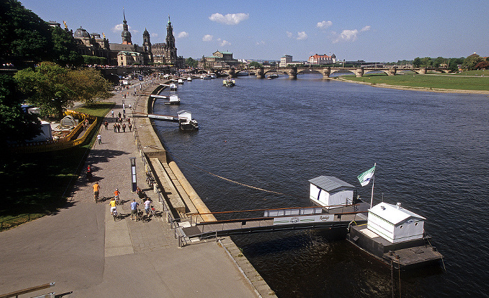 Dresden Blick von der Carolabrücke: Innere Altstadt, Elbe mit Anlegestellen Augustusbrücke Erlweinspeicher Hausmannsturm Katholische Hofkirche Neustädter Elbufer Residenzschloss Sächsisches Ständehaus Semperoper