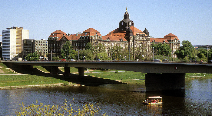 Carolabrücke, Elbe, Neustädter Elbufer mit Sächsischer Staatskanzlei Dresden