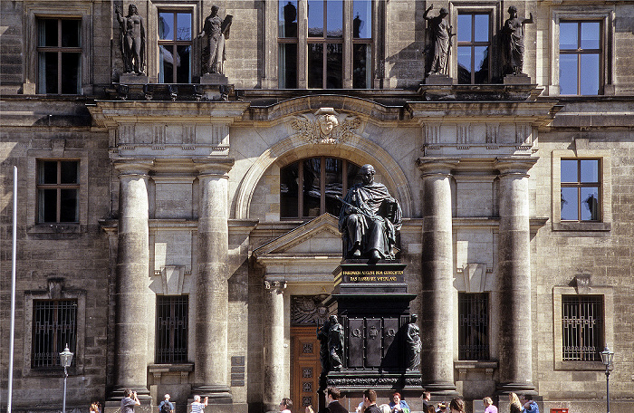 Innere Altstadt: Schlossplatz mit Denkmal für Friedrich August dem Gerechten Dresden