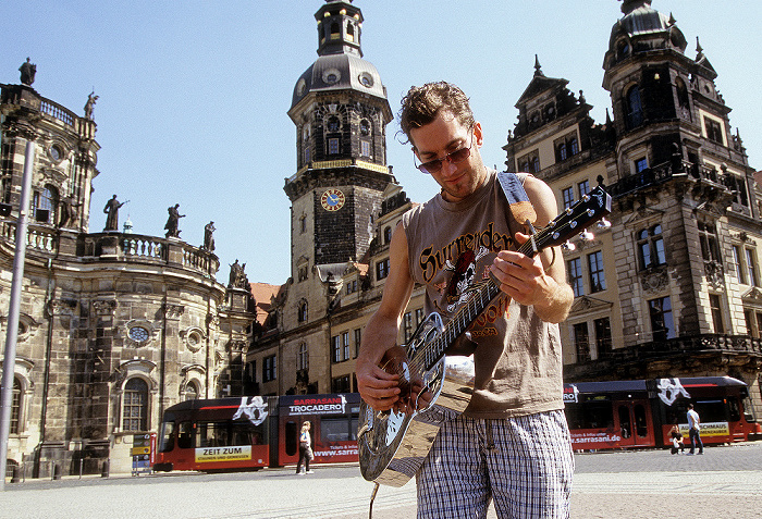 Innere Altstadt: Straßenmusikant auf dem Theaterplatz Dresden