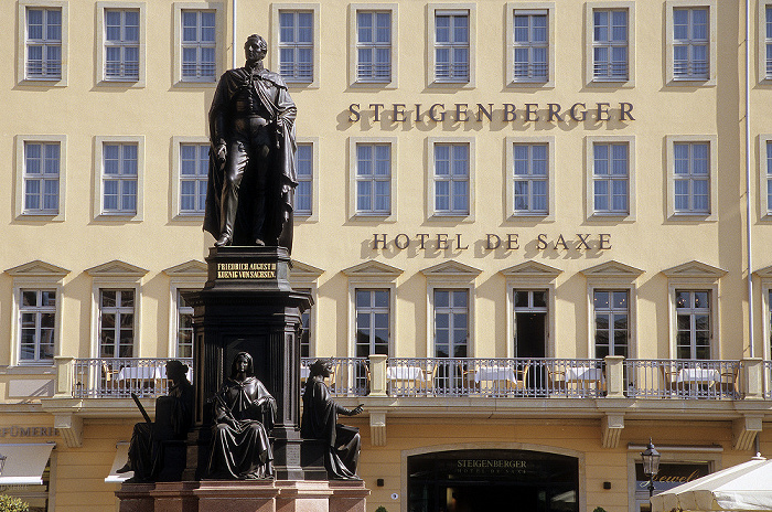 Dresden Innere Altstadt: Neumarkt mit Denkmal für Friedrich August II. Steigenberger Hotel de Saxe