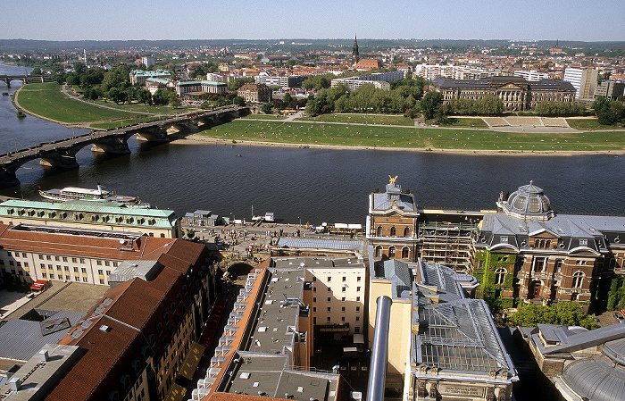 Dresden Bick von der Kuppel der Frauenkirche: Innere Altstadt, Elbe, Innere Neustadt Augustusbrücke Hotel Hilton Marienbrücke Sächsisches Staatsministerium der Finanzen Sekundogenitur